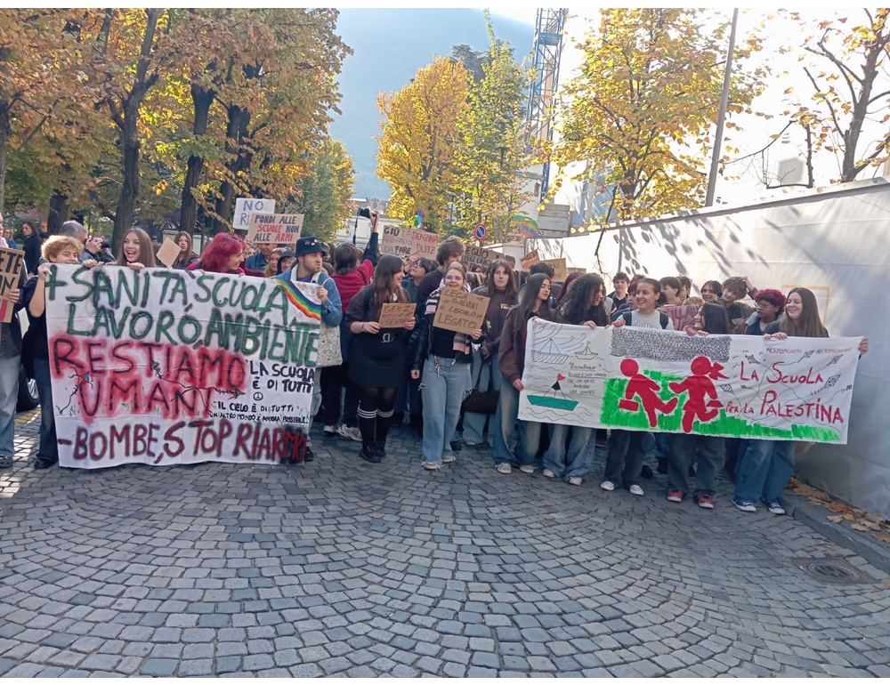 Sciopero ad Aosta, corteo di studenti e insegnanti