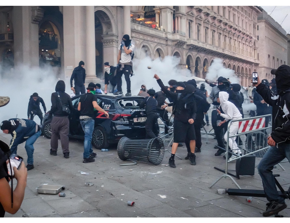 Scontri a Milano, circa 50 fermati, quasi la metà minorenni
