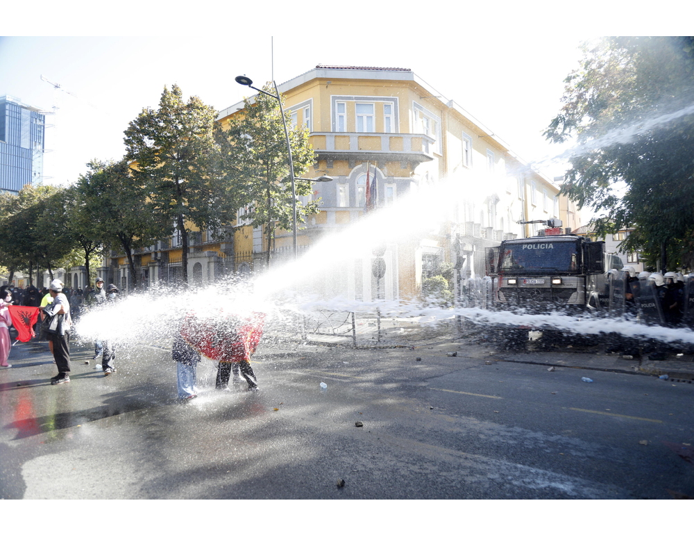 Scontri a Tirana, molotov contro Banca centrale e Corte suprema