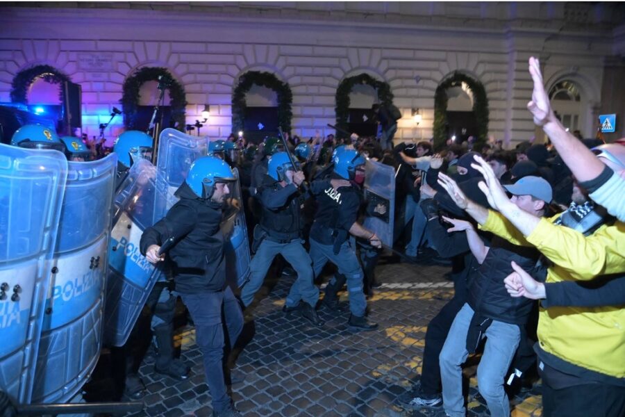Dopo lancio di bottiglie verso le forze dell'ordine
