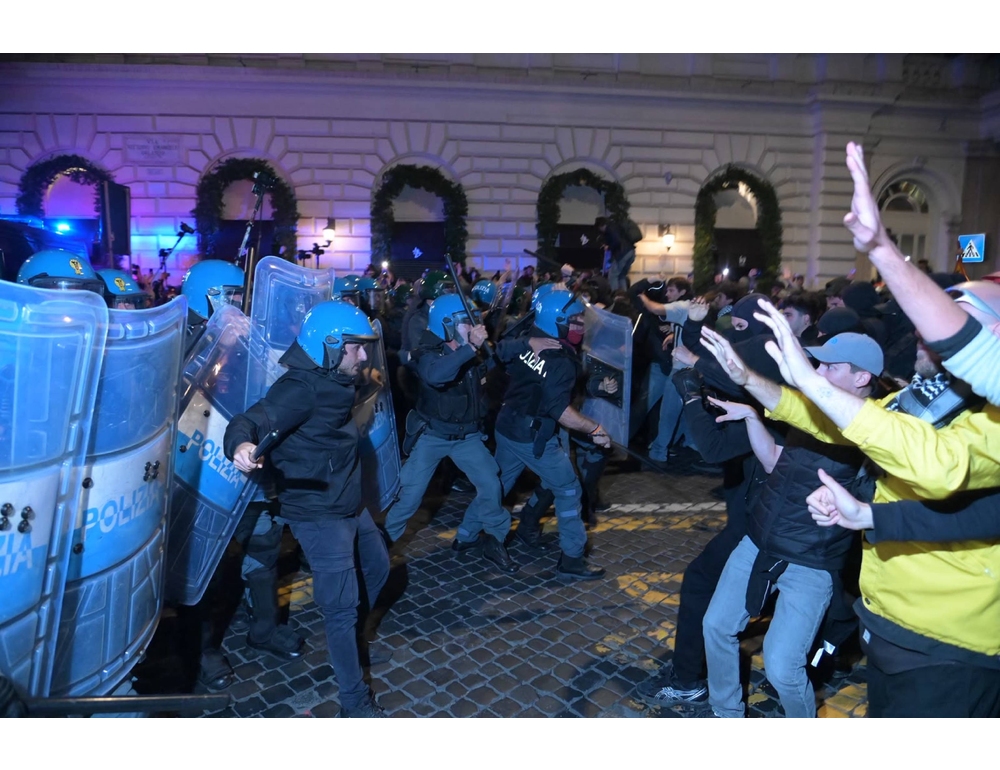 Scontri al centro di Roma, cariche e idranti sui manifestanti