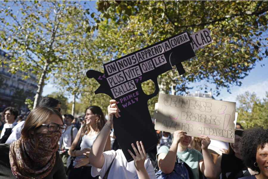 Momenti di tensione nella zona universitaria dopo il lungo corteo con gli eurodeputati