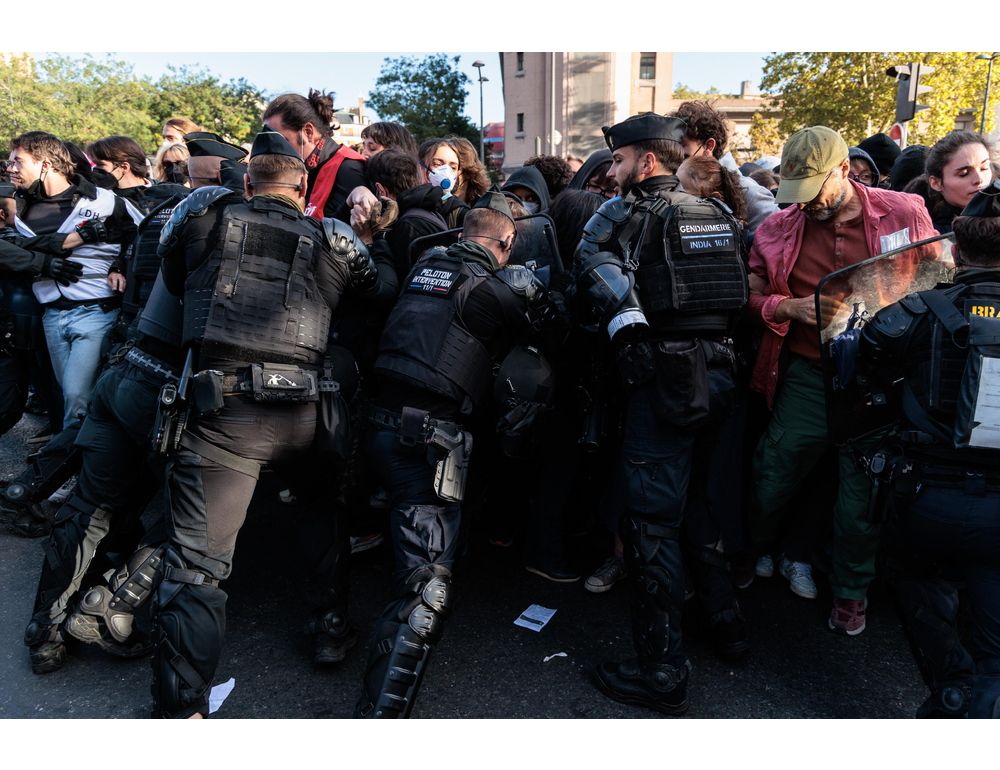 Scontri al corteo studentesco a Parigi, polizia lancia lacrimogeni
