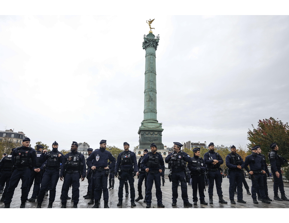 Scontri alla fine del corteo di Parigi, polizia con lacrimogeni e idranti