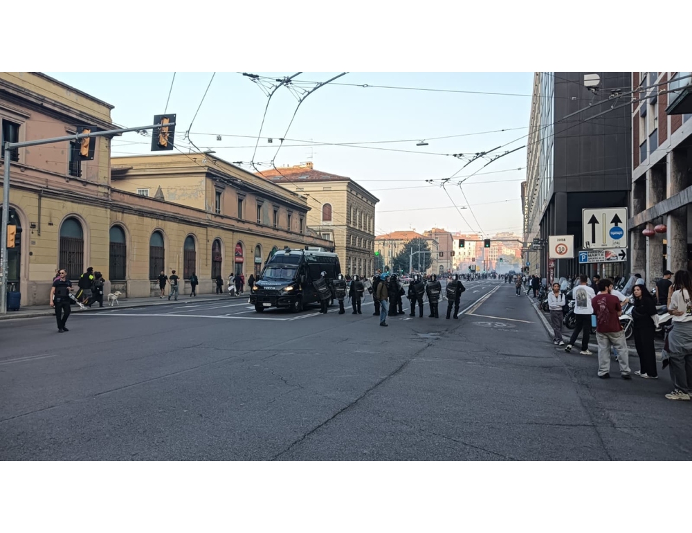 Scontri davanti stazione Bologna tra giovani manifestanti e forze ordine