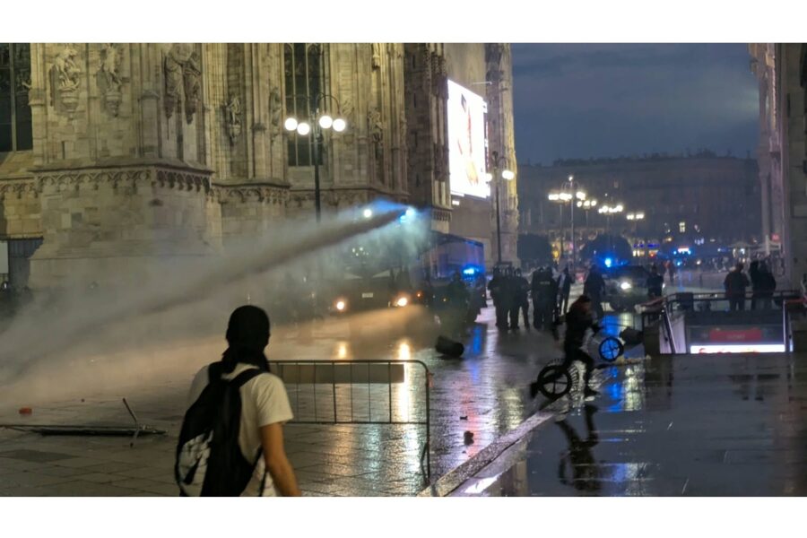 ANSAScontri-in-Duomo-Polizia-avanza-con-gli-idranti