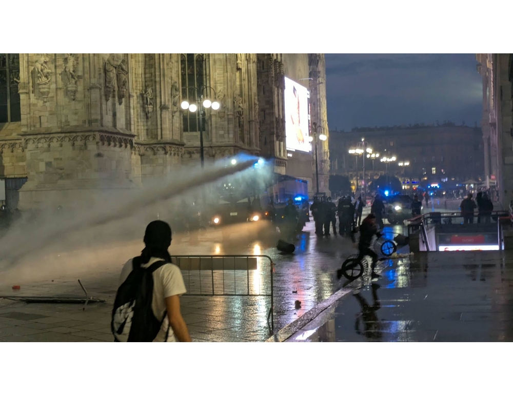 Scontri in Duomo, Polizia avanza con gli idranti