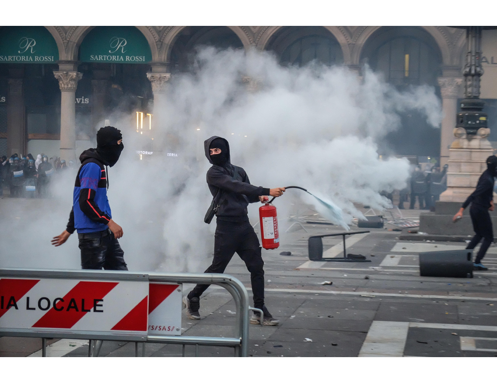 Scontri in Duomo, almeno 4 feriti tra agenti 20 tra i manifestanti