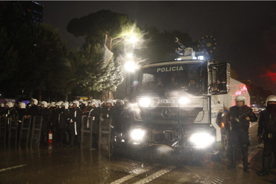 Almeno 20 fermi. Cinque i feriti. Gli agenti usano i lacrimogeni