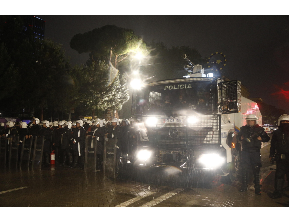 Scontri tra manifestanti e polizia a Tirana, incendio nel centro della città
