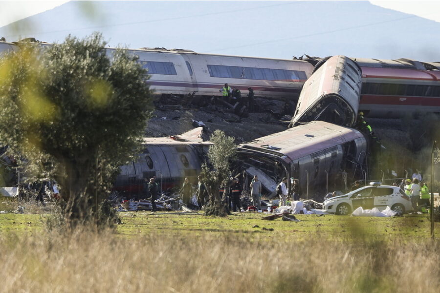 'Tre colloqui fra il centro di controllo e i macchinisti dei treni mostrano errori'