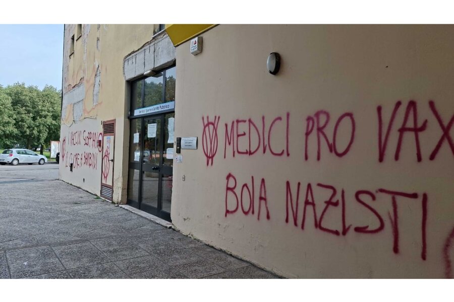 La vernice rossa sui muri esterni: 'Medici boia nazisti'
