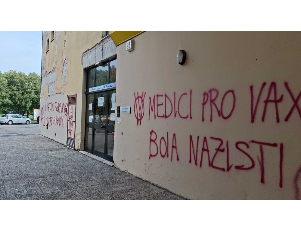 Scritte No Vax al centro vaccini di Vicenza, indaga la Digos