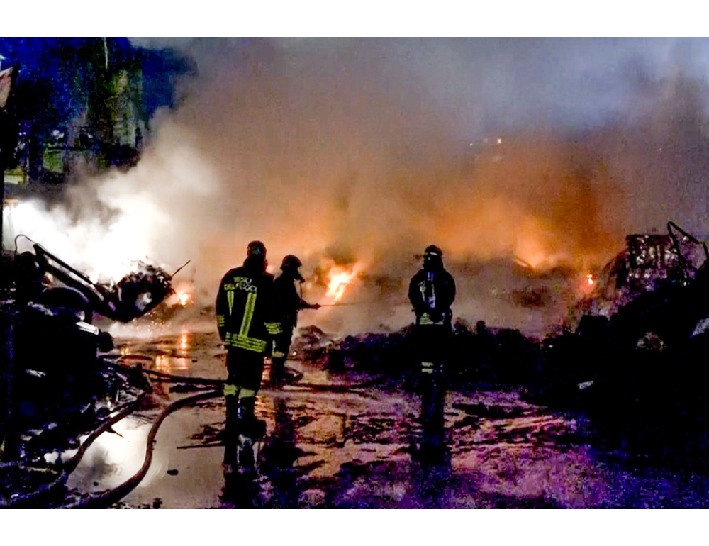 Scuole chiuse e attività sportive vietate in quartiere Napoli dopo incendio