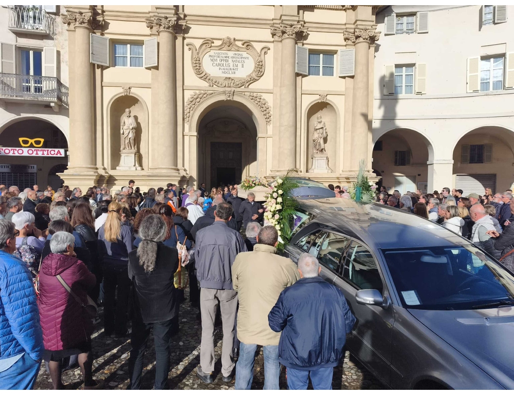 ‘Sempre nei nostri cuori’, una folla commossa per l’addio ad Anna Mellano