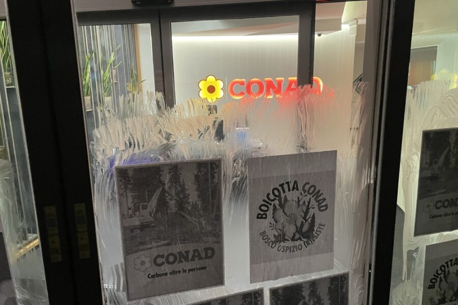 Ieri a Reggio Emilia manifestanti portati via