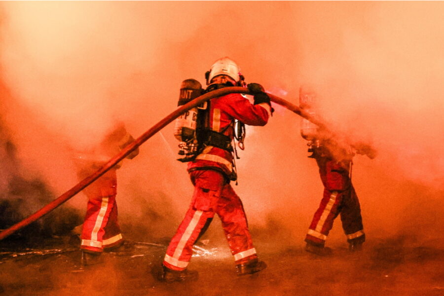 'Le fiamme sono state domate nella notte'. Sui media immagini impressionanti del rogo