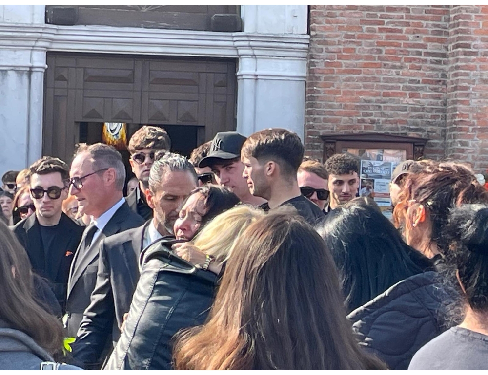 Sposi morti in laguna, le madri si abbracciano al funerale