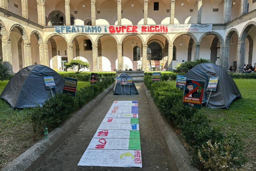 Striscioni e cartelli a Porta di Massa: 'Sfrattiamo i super ricchi'