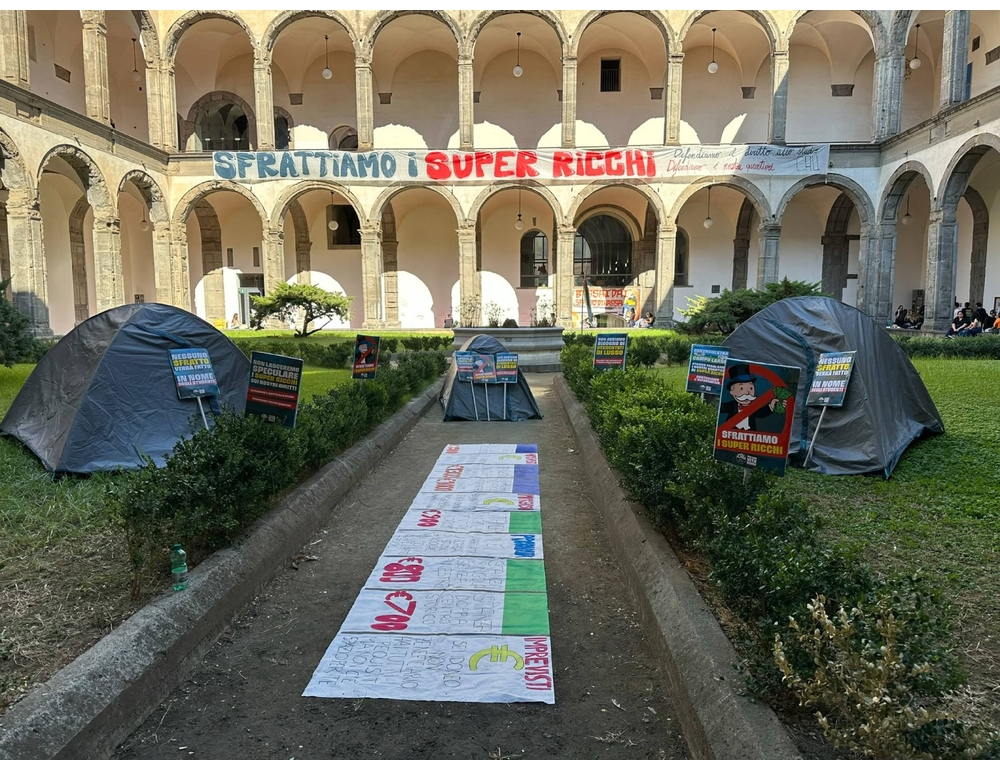 Studenti a Napoli contro il caro affitti, tornano le tende alla Federico II