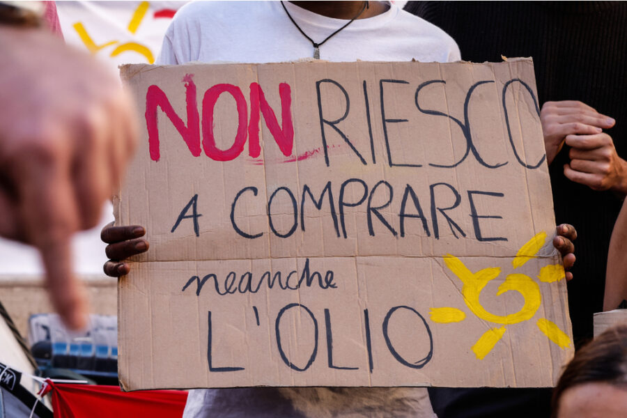 'Costo della vita insostenibile. Il mondo è nostro e ce lo riprendiamo'