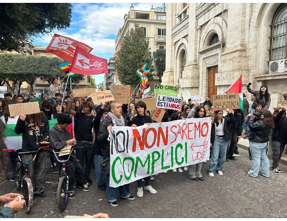Studenti e sindacati in piazza a Terni, ‘giù le armi, su i salari’