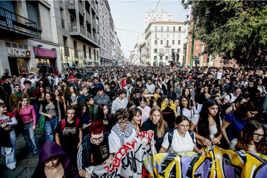 Con sopra le impronte di mani insanguinate
