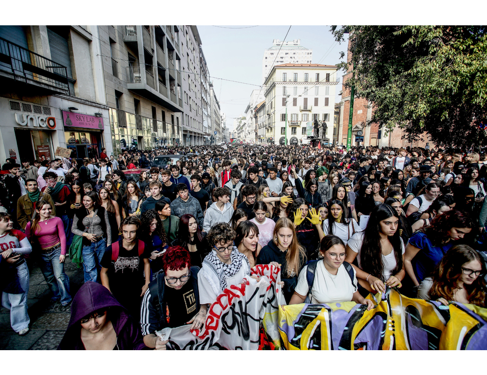 Studenti in corteo a Milano con foto di Meloni e Tajani a testa in giù