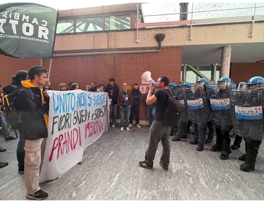 Studenti in corteo nei corridoi della facoltà di Economia a Torino