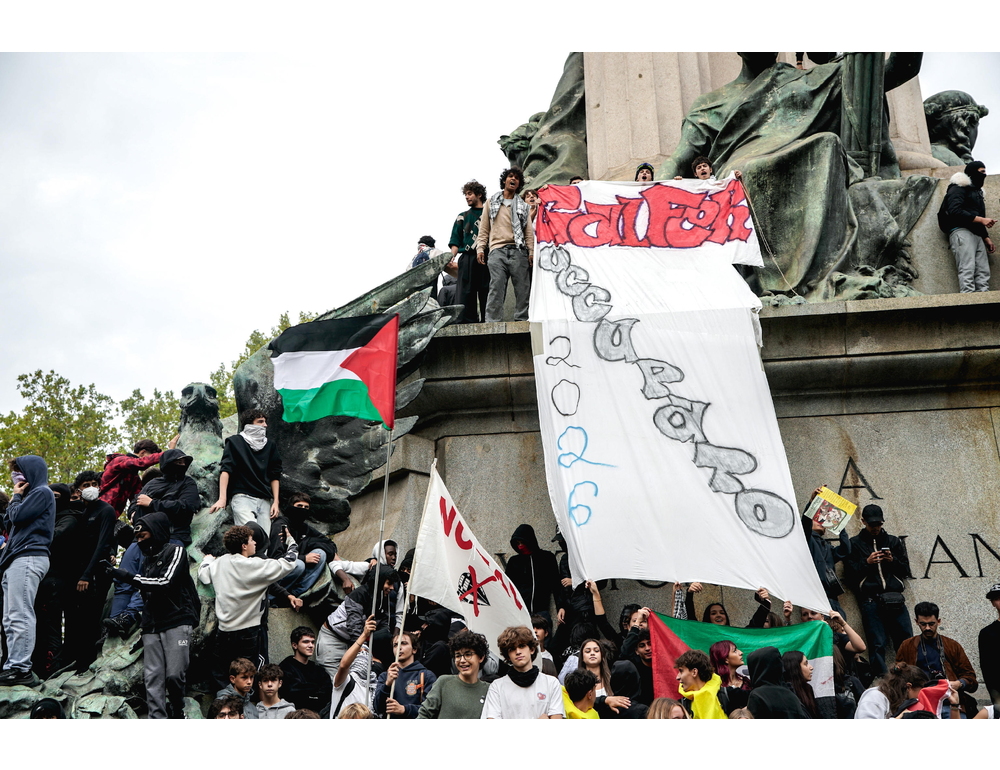 Studenti su monumento a Vittorio Emanuele II, slogan contro Vannacci