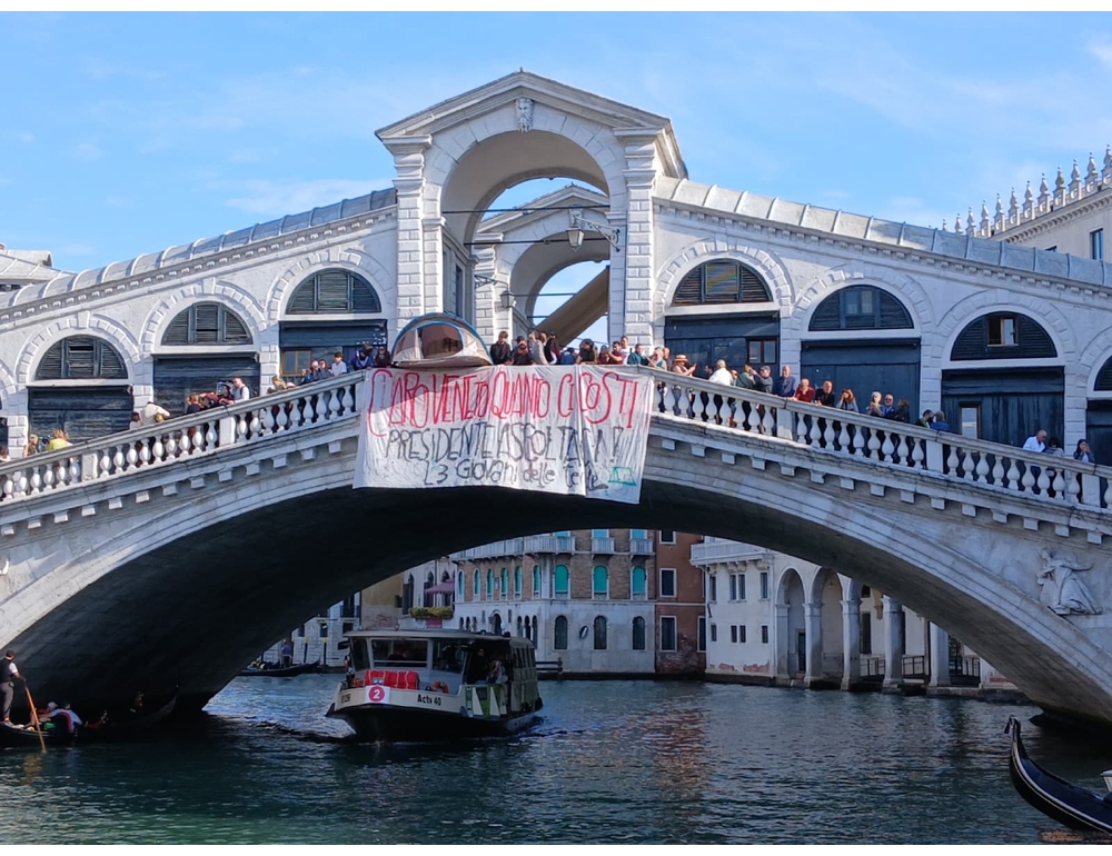 Studenti sul ponte di Rialto a Venezia, ‘caro Veneto quanto ci costi’