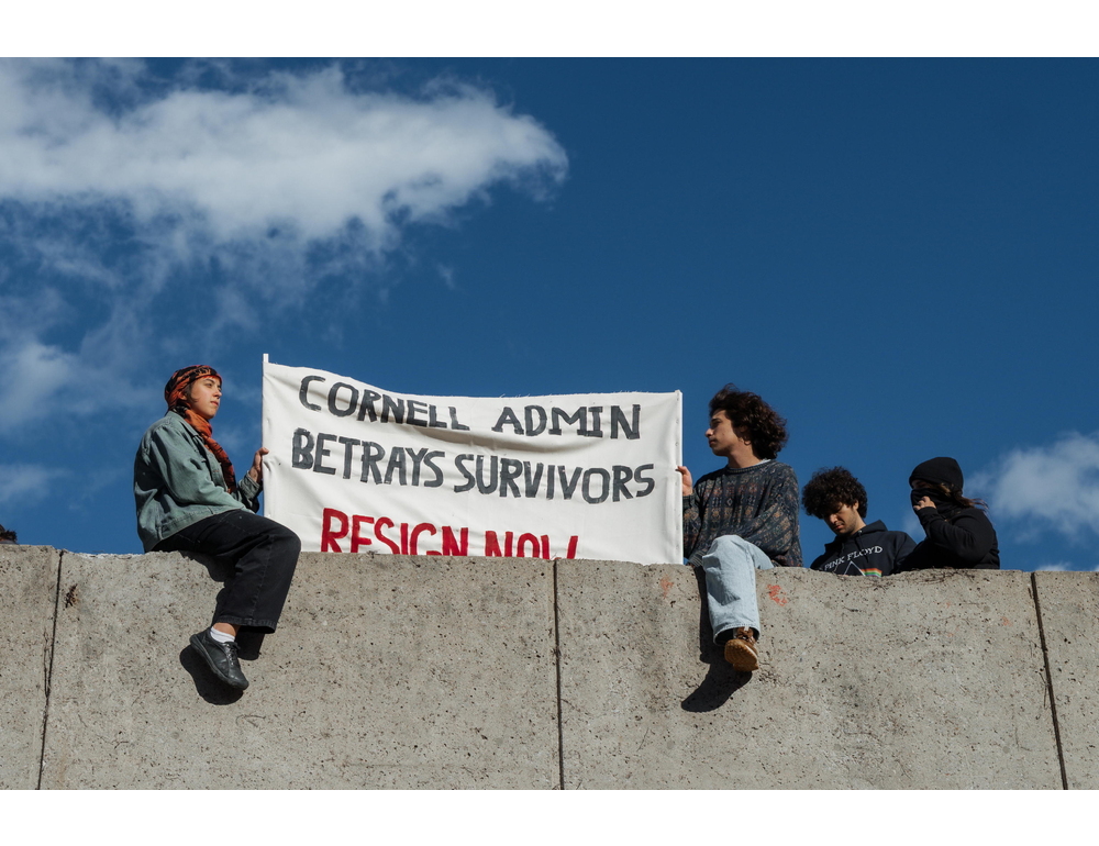 Stupro alla Cornell, migliaia di studenti protestano contro i vertici dell’ateneo Usa