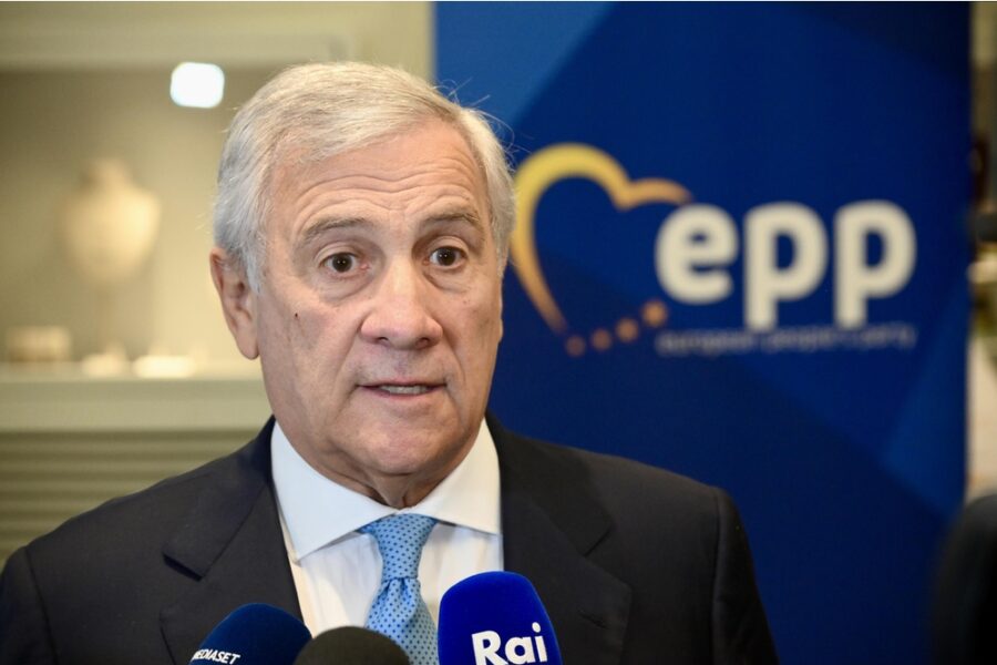 Solidarietà del ministro degli Esteri 'alle nostre donne e ai nostri uomini in divisa'