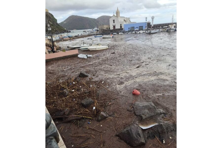 Nella notte numerosi interventi dei vigili del fuoco. Detriti in spiaggia e in mare
