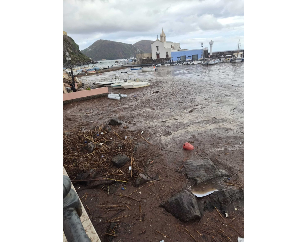 Temporale a Lipari, esondati torrenti, fango in strade e case allagate