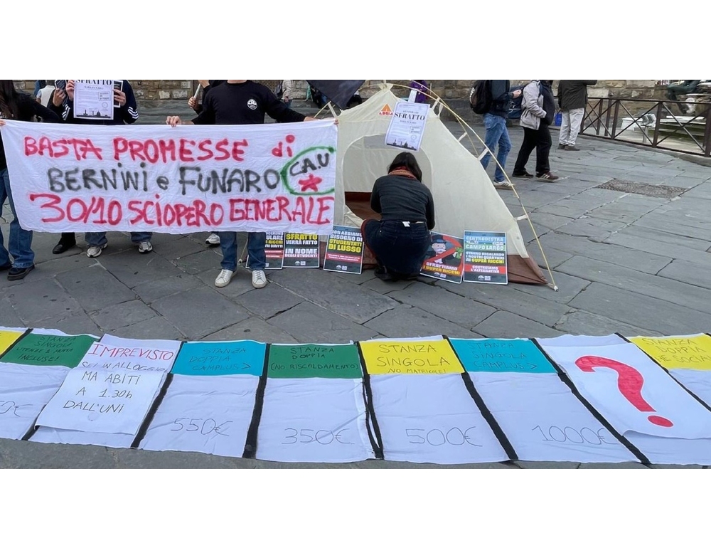 Tenda in piazza Signoria a Firenze contro la crisi abitativa degli studenti