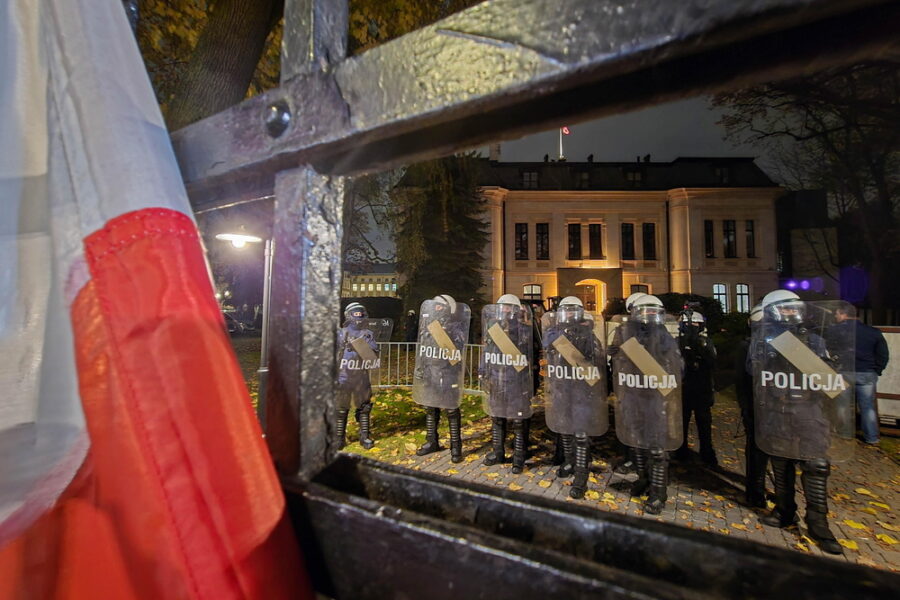 Agenti antisommossa davanti alla sede