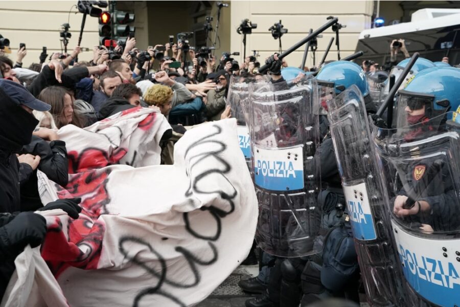 Migliaia al corteo in piazza Castello