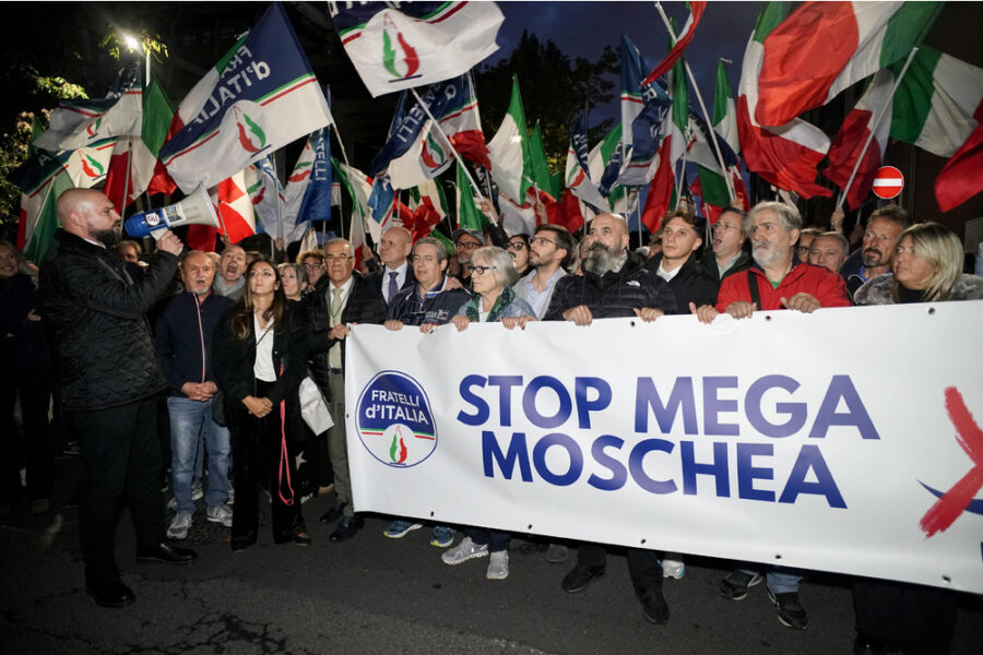 Marrone e Montaruli a sit-in all'ex Nebiolo. 'Bella ciao' da contromanifestazione