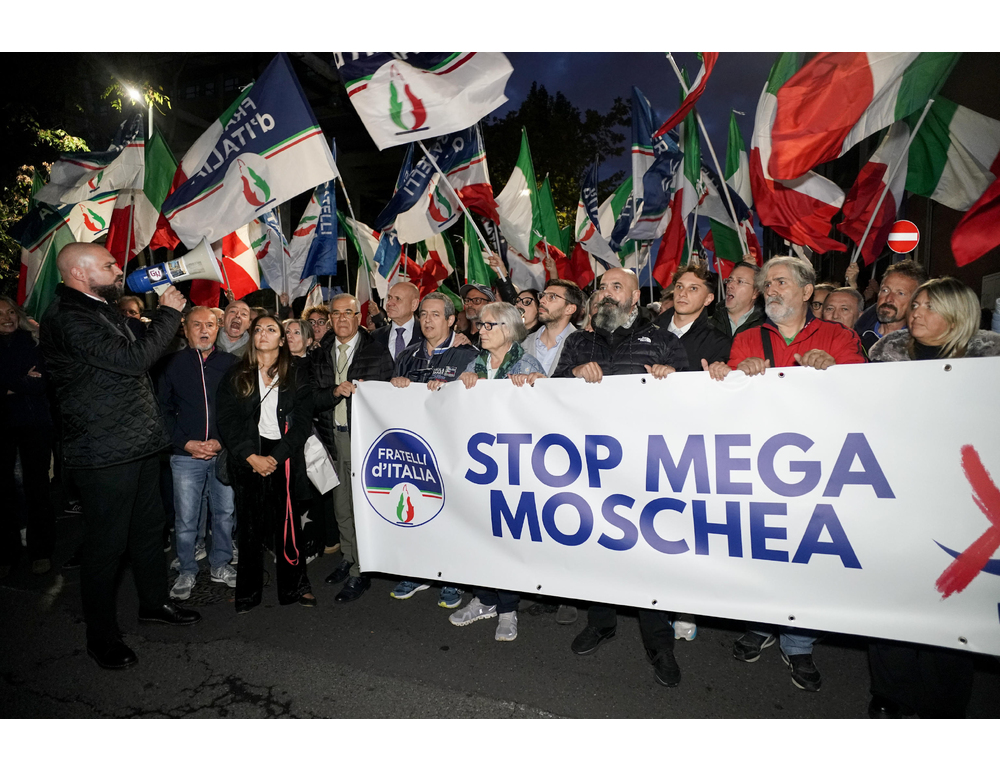 Torino, FdI manifesta contro il progetto della mega Moschea