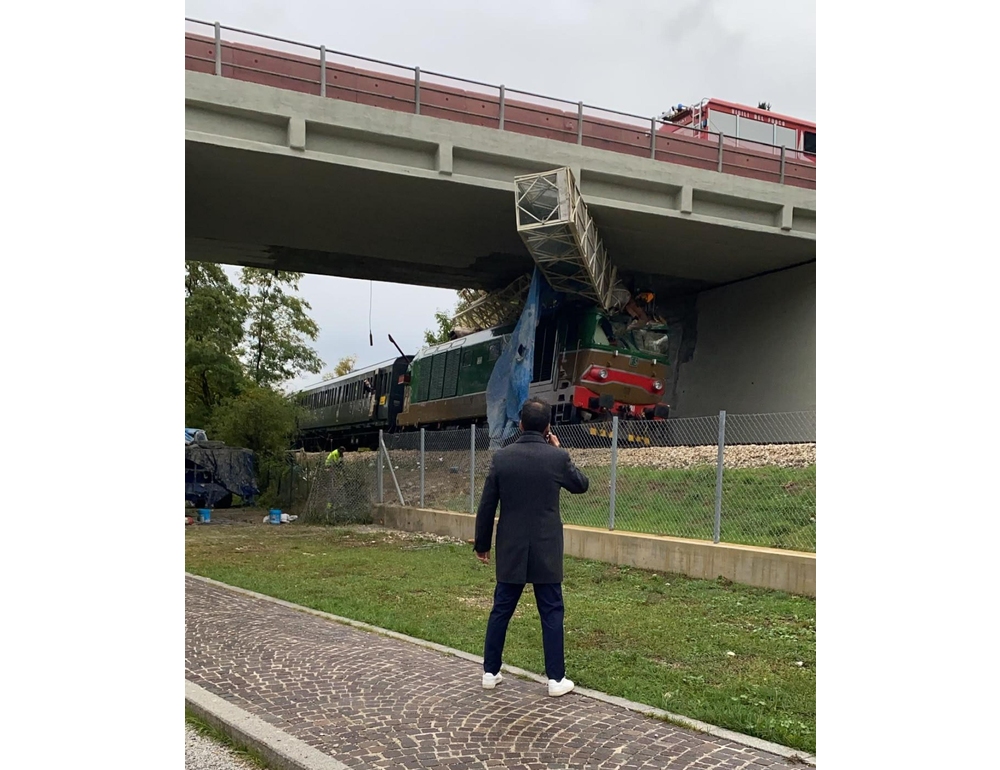 Treno storico contro mezzo in cantiere a Roccaraso, feriti tre operai