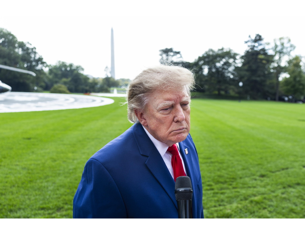 Trump, ‘Francia in fiamme, chiuda le frontiere prima che sia troppo tardi’