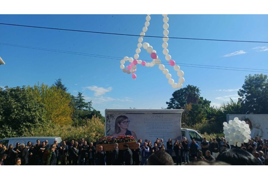 All'uscita del feretro dalla chiesa lancio di palloncini bianchi e fuochi d'artificio