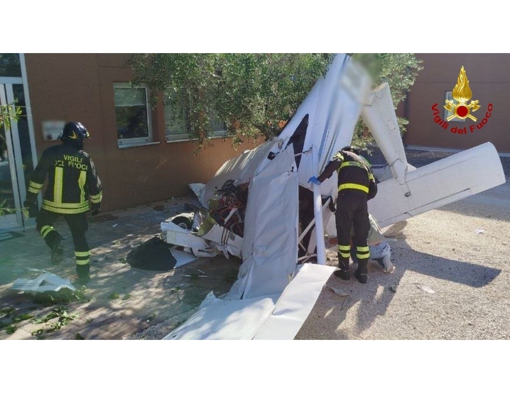 Ultraleggero si schianta contro un capannone a Recanati, due feriti gravi