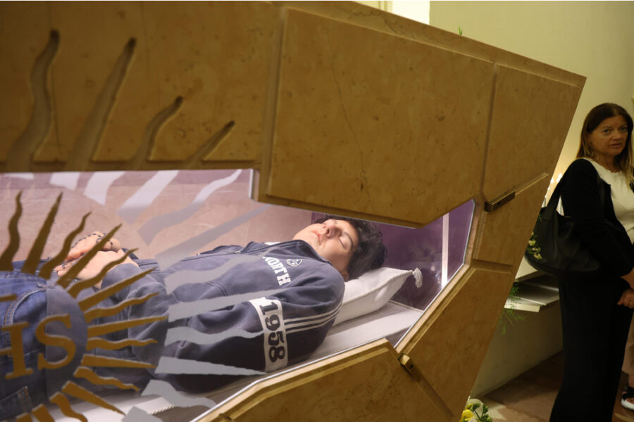 Un capello del santo esposto nel santuario dell'Adorazione perpetua di Brasilia