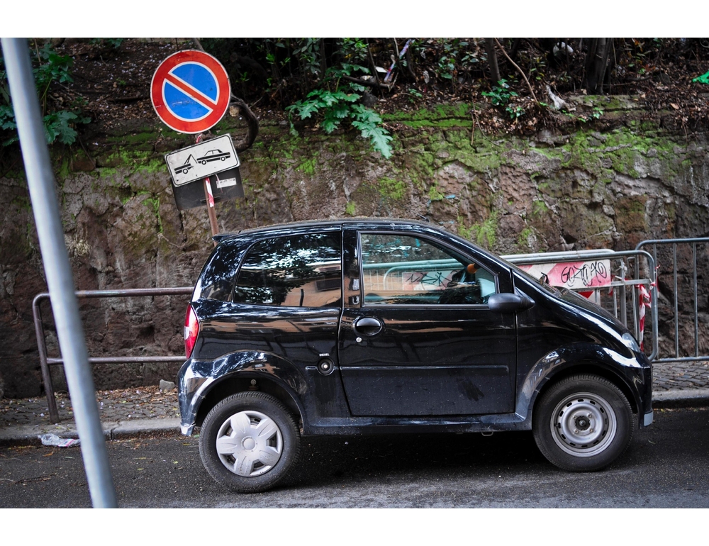 Un’altra donna denuncia, ‘spinta da una minicar mentre ero in bici’