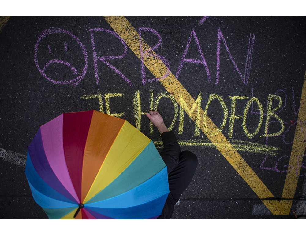 Ungheria adotta prima legge che elimina disposizioni anti-Lgbt+ di Orbán