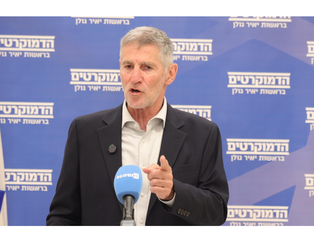 Uomo con un coltello si avvicina a Yair Golan a Tel Aviv