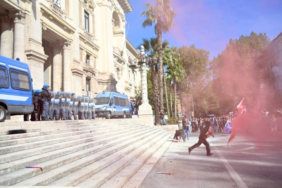Il ministero dopo le proteste davanti all'Istruzione