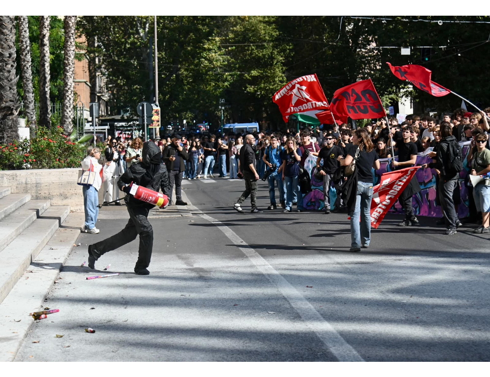 Valditara, ‘serve dialogo, sfasciando e occupando non si migliora la scuola’